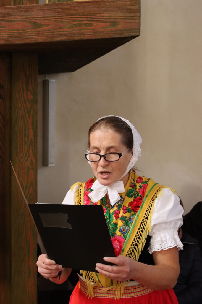 Franziska Havel in sorb. Tracht singt ihr das Solo im Gottesdienst