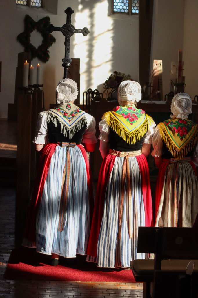 Damen der Gemeinde in sorb. ev. Tracht im Gottesdienst.