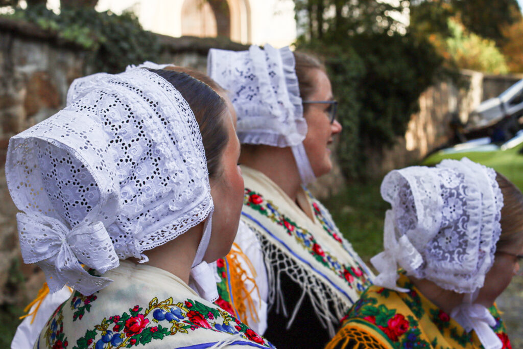 Frauen in sorb. ev. Tracht des bautzener Land bei Enthüllung der Tafel
