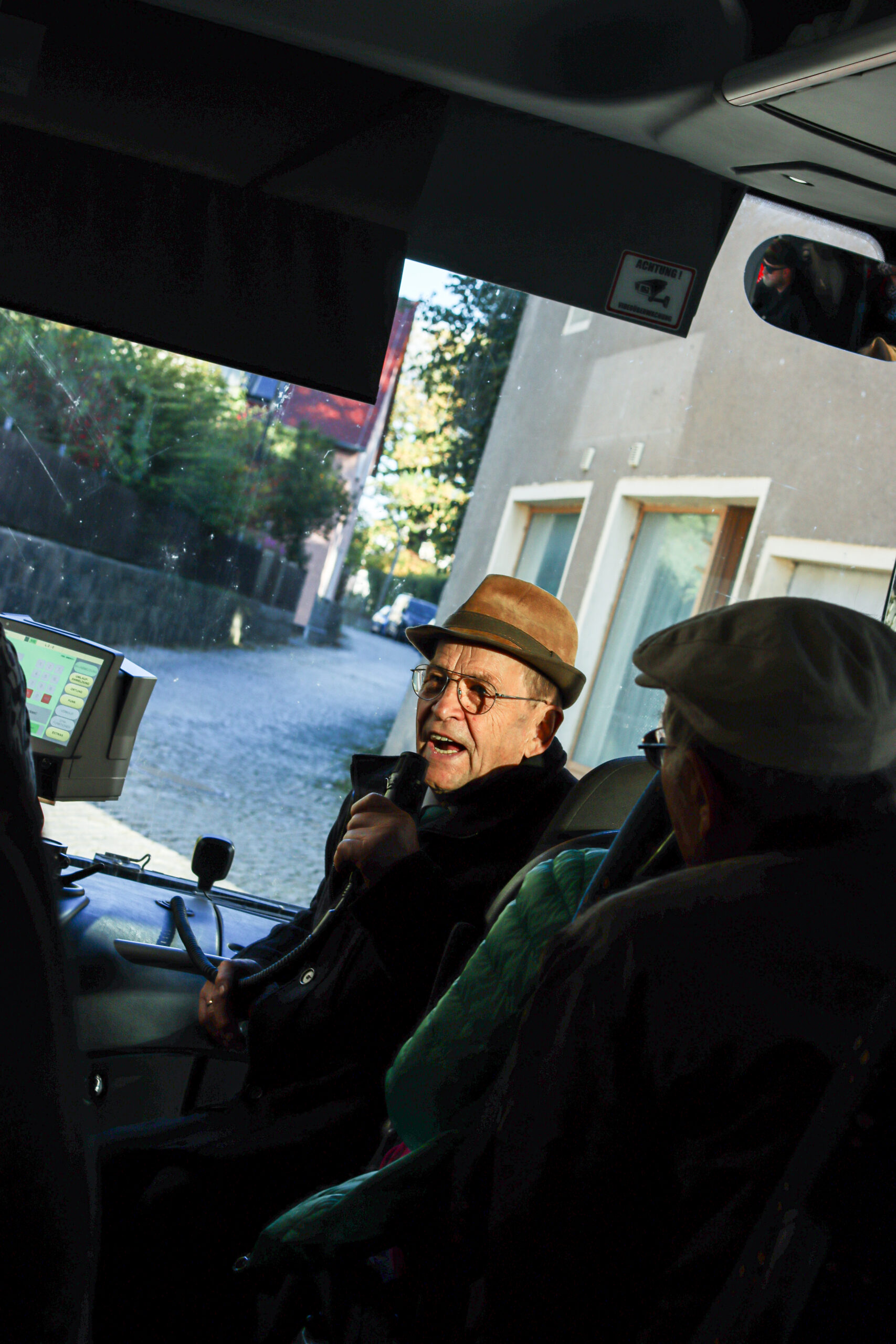 Dr. Gerhard Schneider begleitet die Bustour