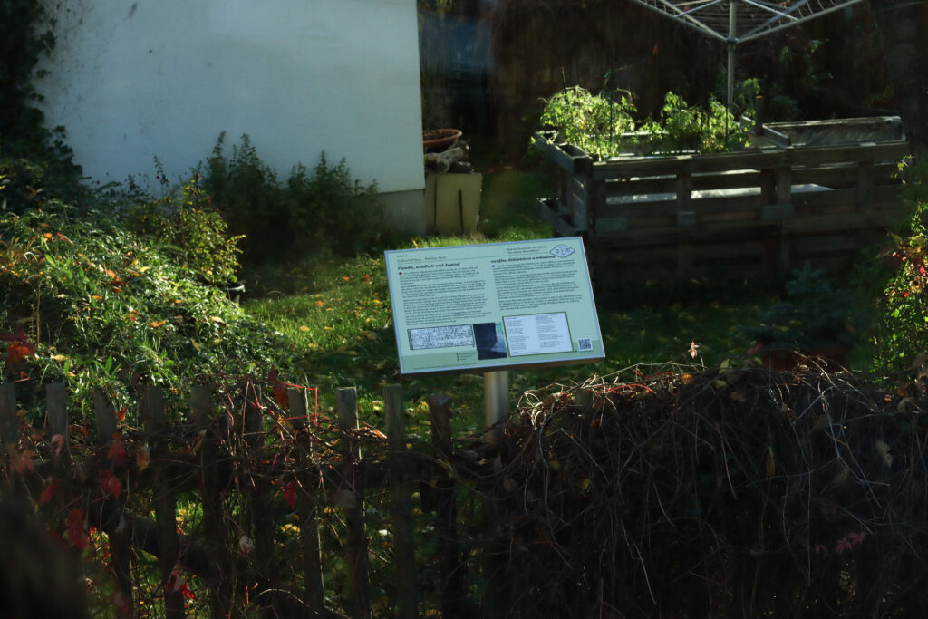 Die Tafel in Seitchen vor dem Geburtshaus
